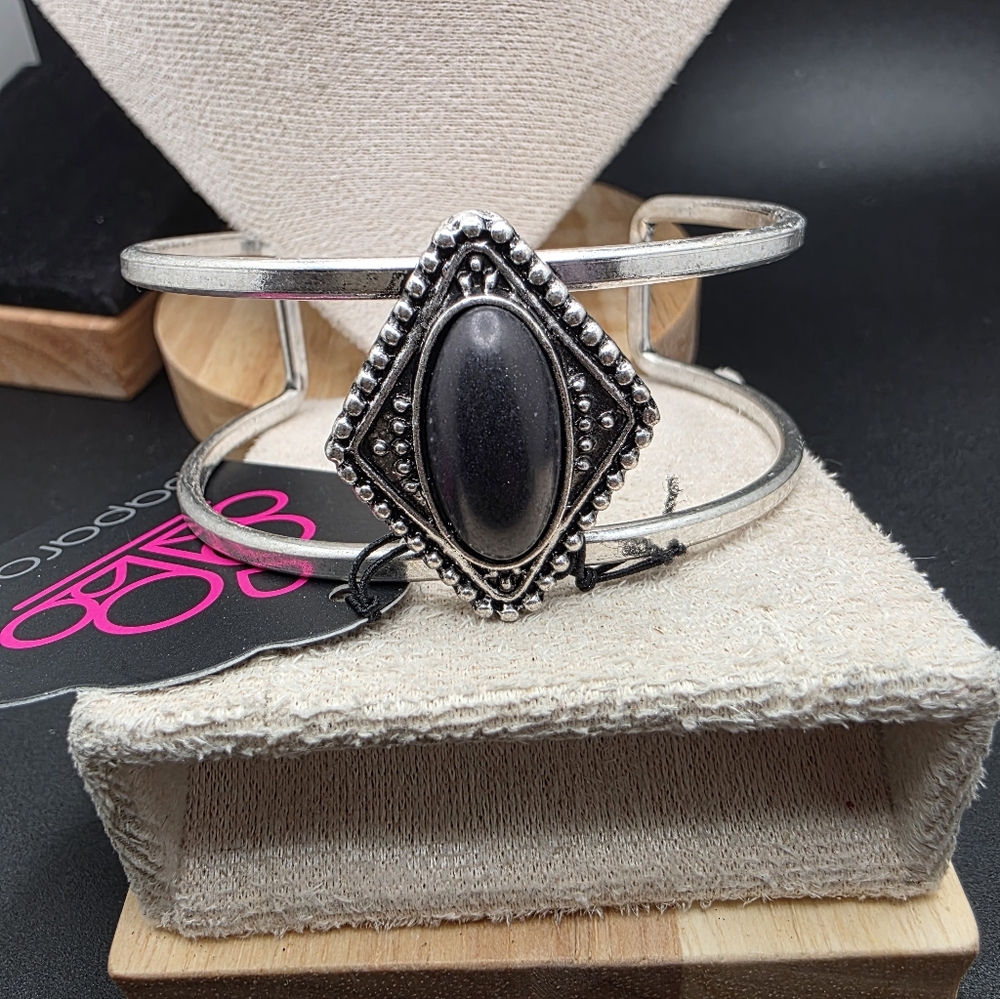 Paparazzi Silver Bracelet with Black Oval Stone (1953)